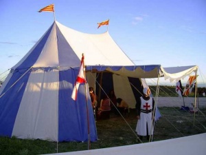 Праздничный балаган под цирковым шатром