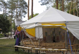 Праздничный балаган под цирковым шатром